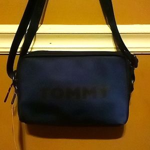 TOMMY HILFIGER VINYL CROSSBODY